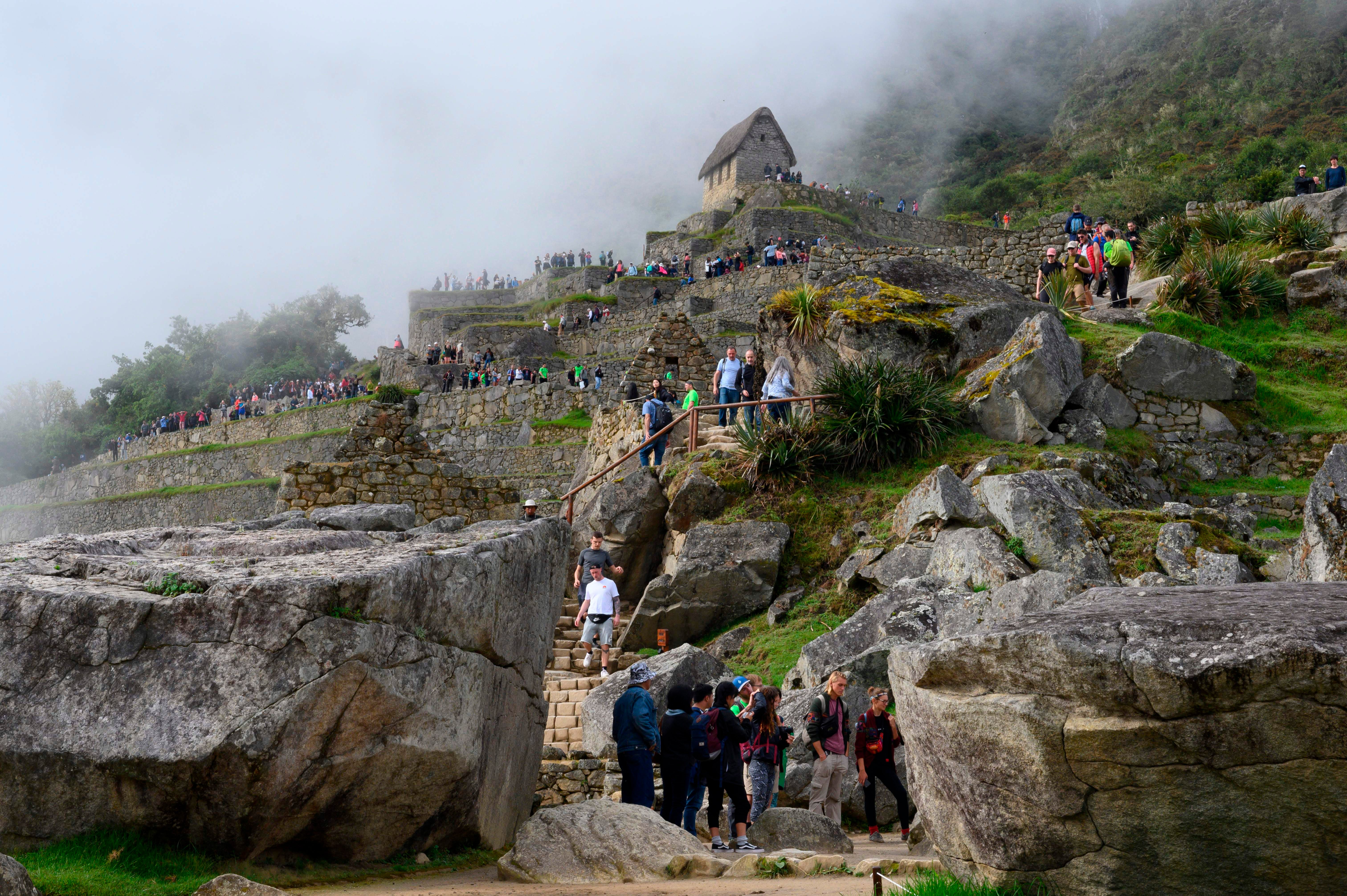 Turistas visitan el complejo de Machu Picchu