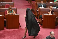 Suspenden a la senadora australiana Pauline Hanson por usar un burka como protesta