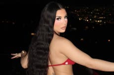 Cantante e influencer Delarosa muere en un ataque tipo emboscada en Los Ángeles