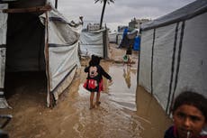 "Todo está empapado": Lluvias invernales en Gaza traen nueva miseria para los palestinos