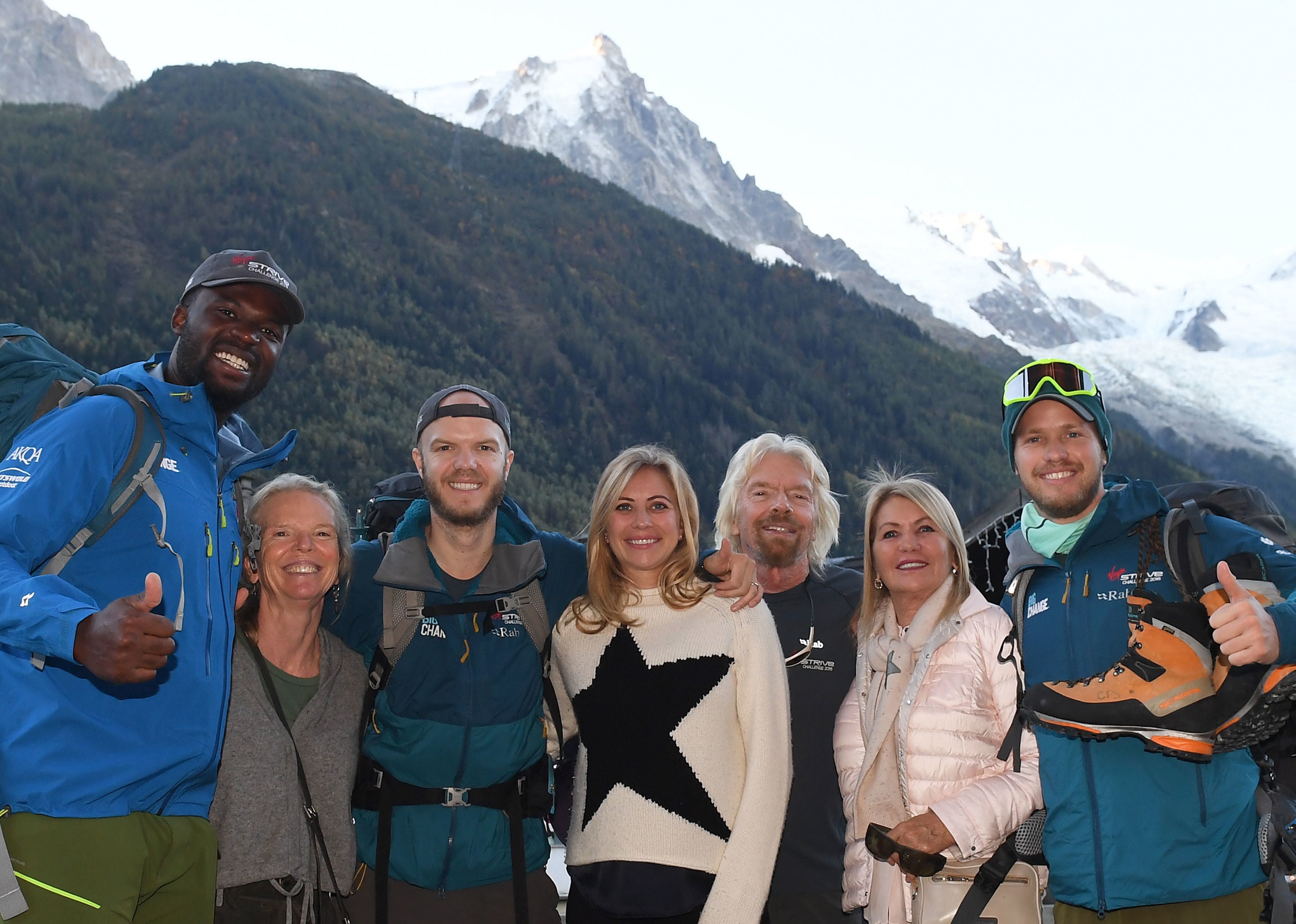 Richard Branson (tercero a la derecha) y su esposa Joan Templeman (segunda a la derecha) posan para una foto de familia antes de partir para escalar el Mont Blanc en los Alpes