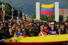 Seguidores del presidente Nicolás Maduro marchan en Venezuela en medio de tensiones con EEUU