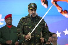 Maduro blande una espada y acusa a EE. UU. de “agresión imperialista”