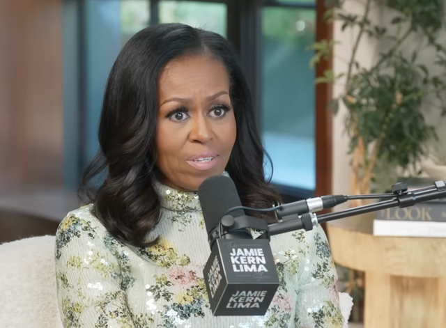 <p>La exprimera dama Michelle Obama expresa su consternación por el proyecto del salón de baile de la Casa Blanca del presidente Donald Trump a la podcaster Jamie Kern Lima el martes 25 de noviembre de 2025</p>