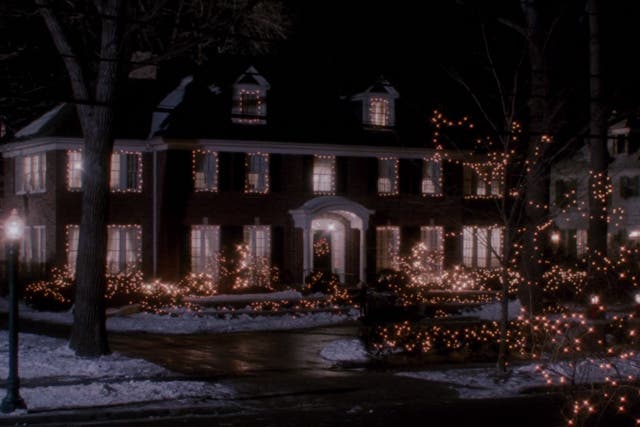 <p>La famosa casa de Winnetka, en las afueras de Chicago, decorada con luces de Navidad, tal como se vio en ‘Mi pobre angelito’ (1990)</p>