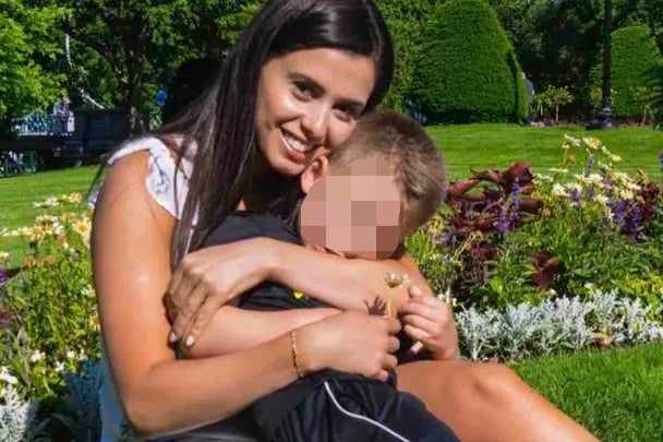 Según fuentes, un familiar de Karoline Leavitt, quien tiene un hijo pequeño, fue arrestado y quedó detenido por agentes del ICE