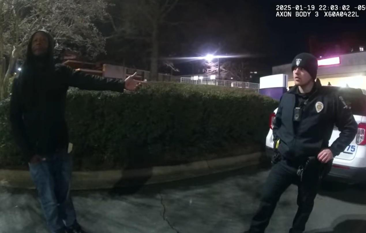 Decarlos Brown Jr señala a un oficial de policía durante una revisión de bienestar en enero, siete meses antes del asesinato de Iryna Zarutska