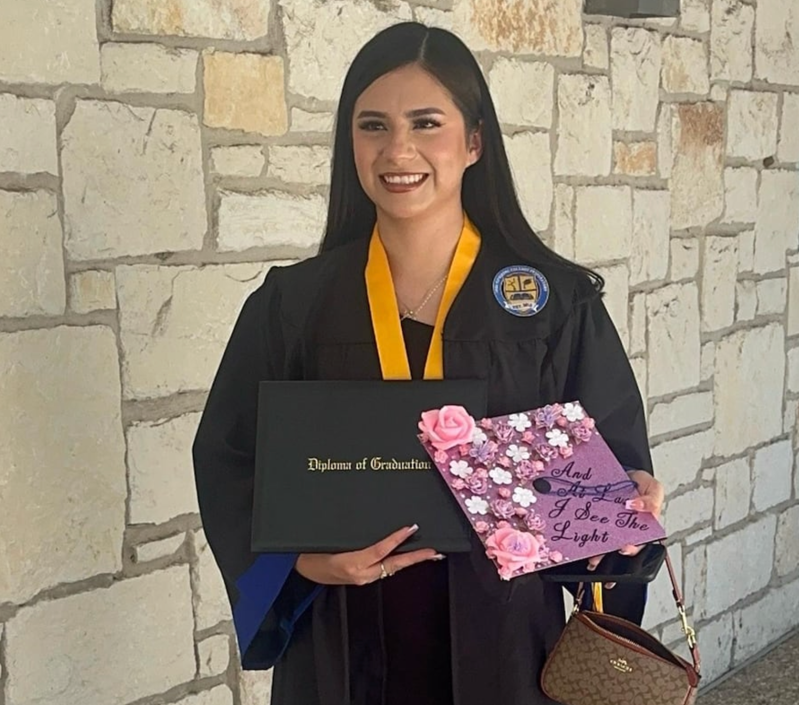 La estudiante universitaria Any Lucía López Belloza, en la foto tras graduarse de la secundaria, fue detenida y deportada a Honduras desde EE. UU. tras intentar volar de Massachusetts a Texas para pasar Acción de Gracias con su familia