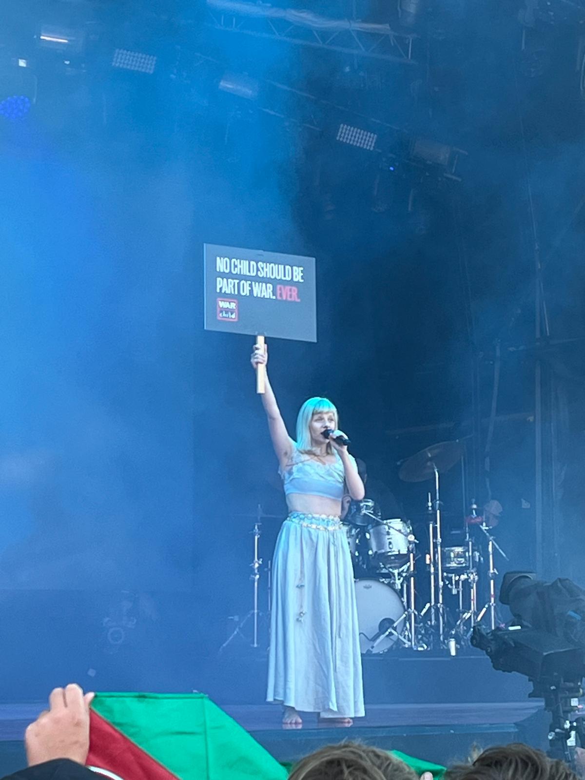 El concierto en Union Chapel es el evento más reciente dentro de la relación continua que Aurora mantiene con War Child