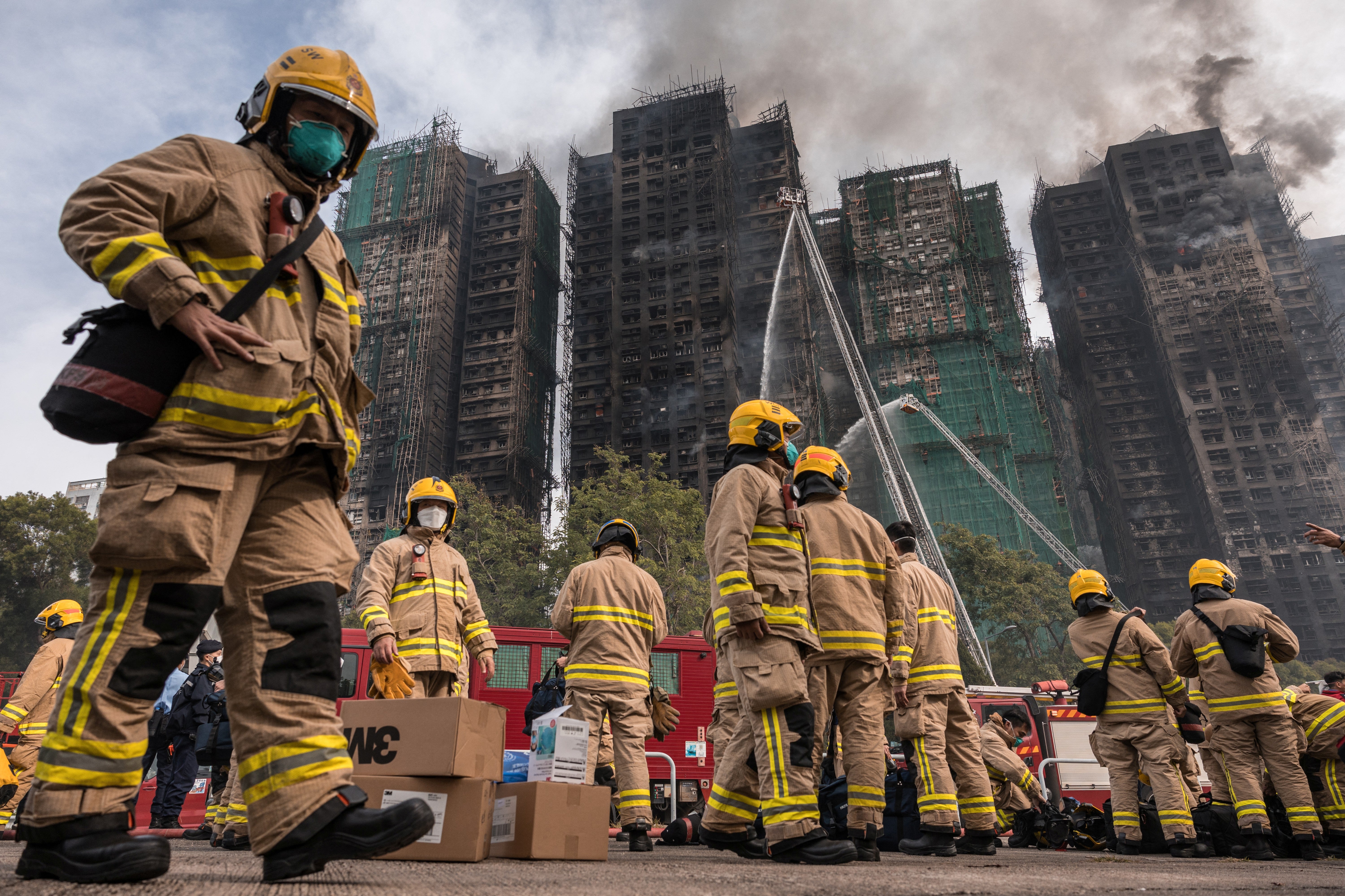 Los bomberos se preparan tras un gran incendio que arrasó varios bloques de apartamentos en el complejo residencial Wang Fuk Court, en el distrito Tai Po de Hong Kong