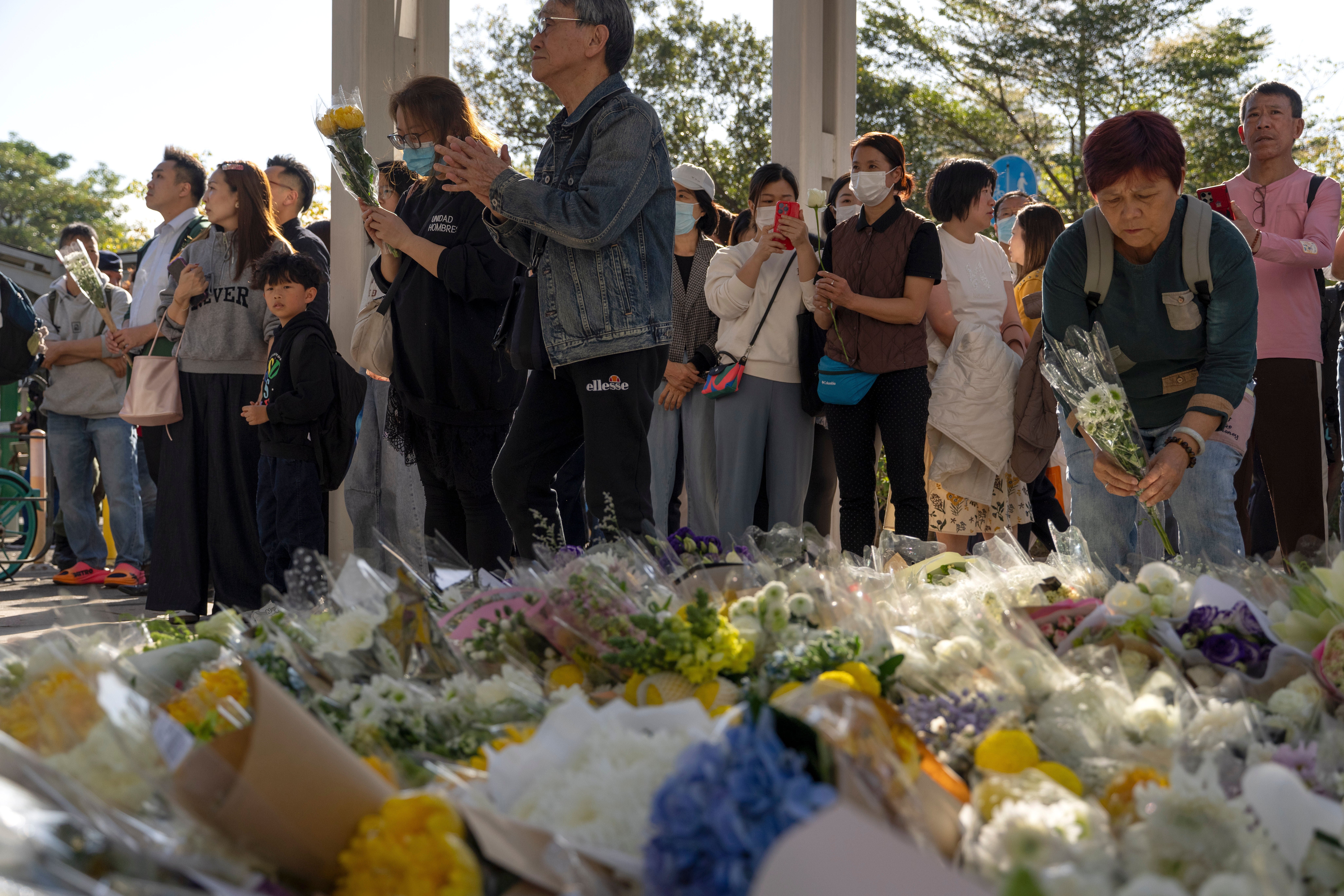 Autoridades investigan corrupción y negligencia por el incendio que dejó 128 muertos en Hong Kong