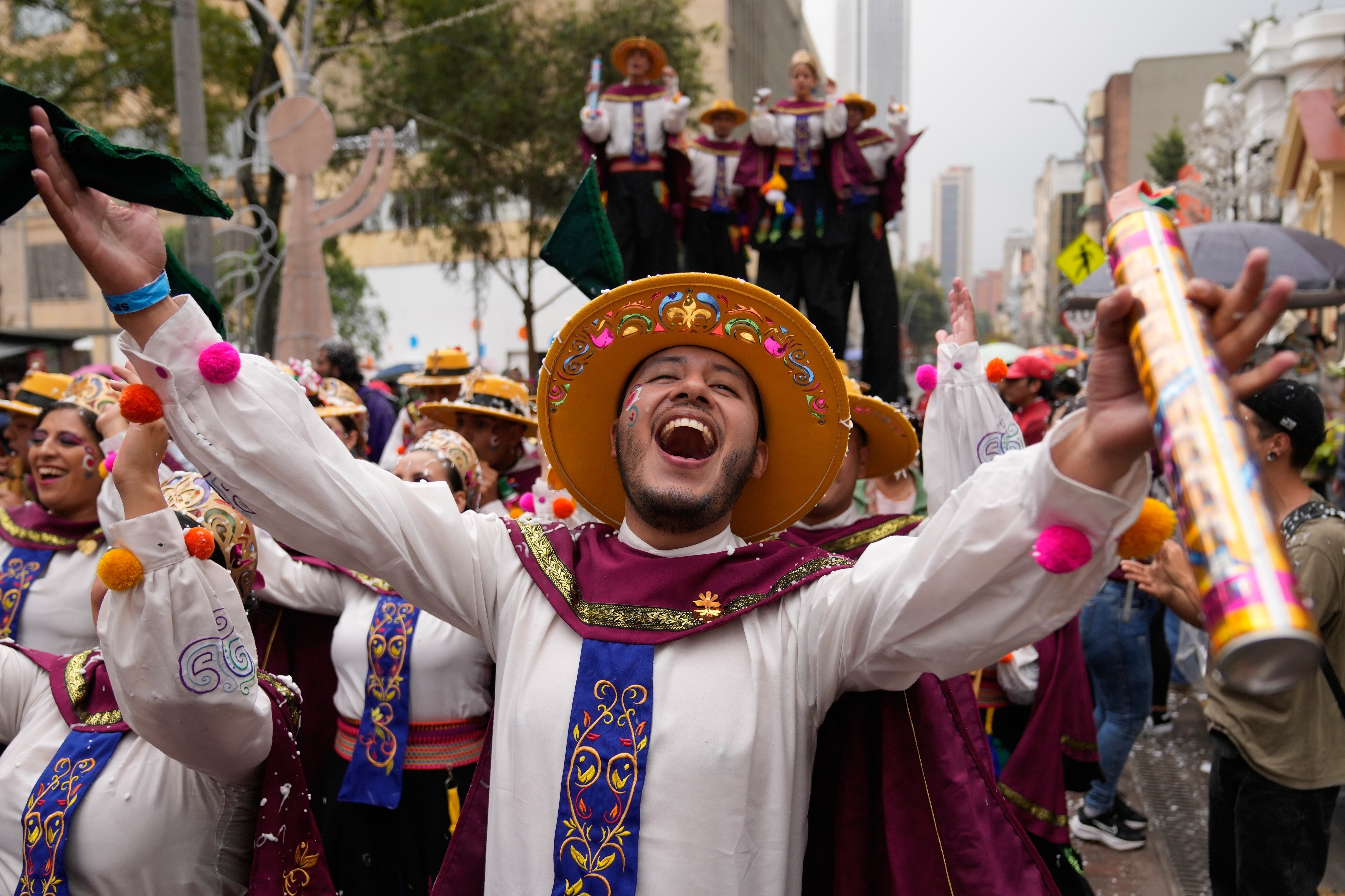 Desfile declarado Patrimonio Cultural Inmaterial de la Humanidad viste de color a Bogotá