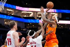 Bridges anota 35 puntos y Hornets remontan para vencer 118-111 a Raptors en tiempo extra