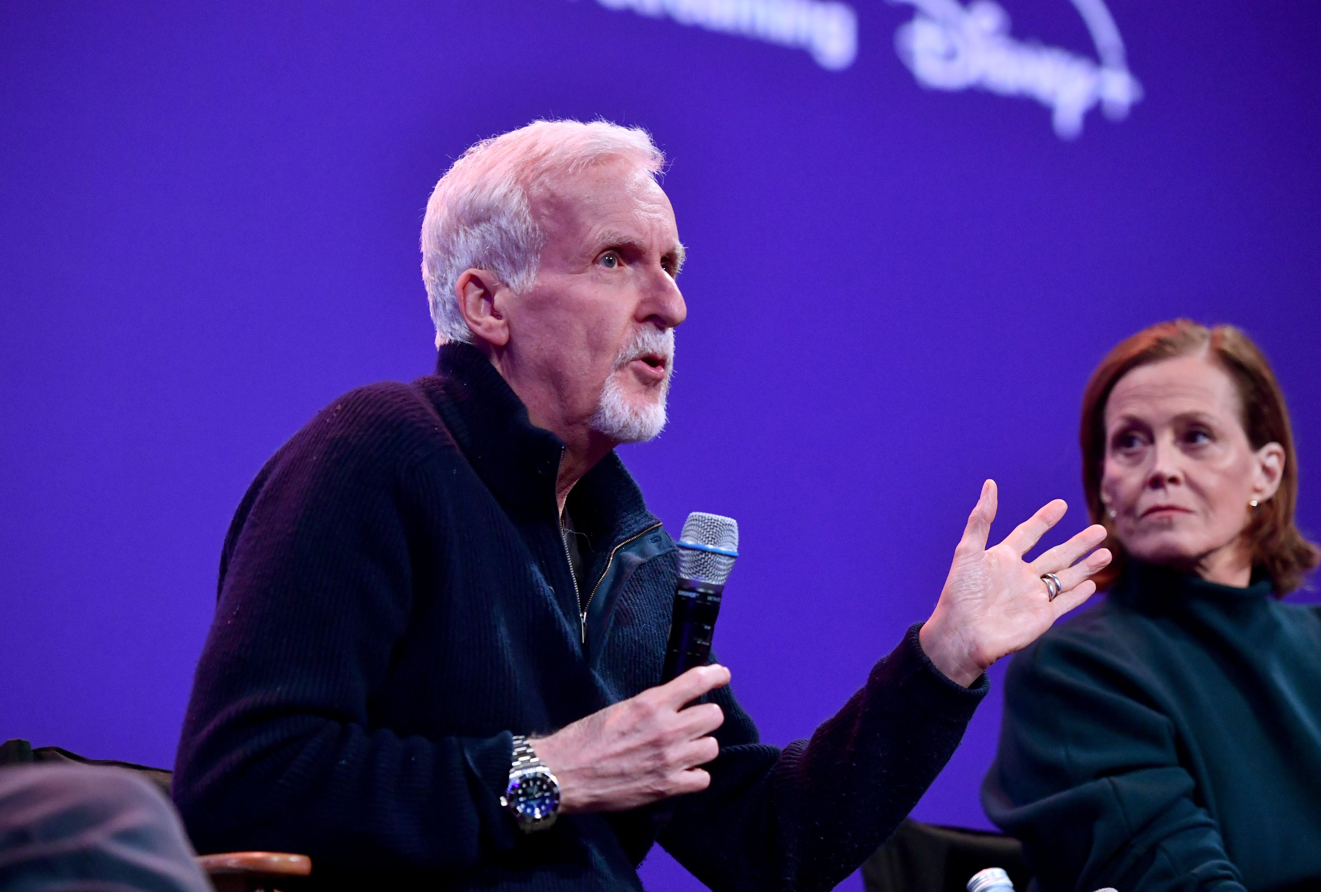James Cameron, izquierda, describe el proceso de captura de actuación en el que actores como Sigourney Weaver, derecha, deben filmar escenas submarinas en un tanque de casi 250.000 galones