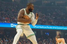 Pritchard anota 42, Jaylen Brown logra triple-doble y Celtics vencen 117-115 a Cavaliers