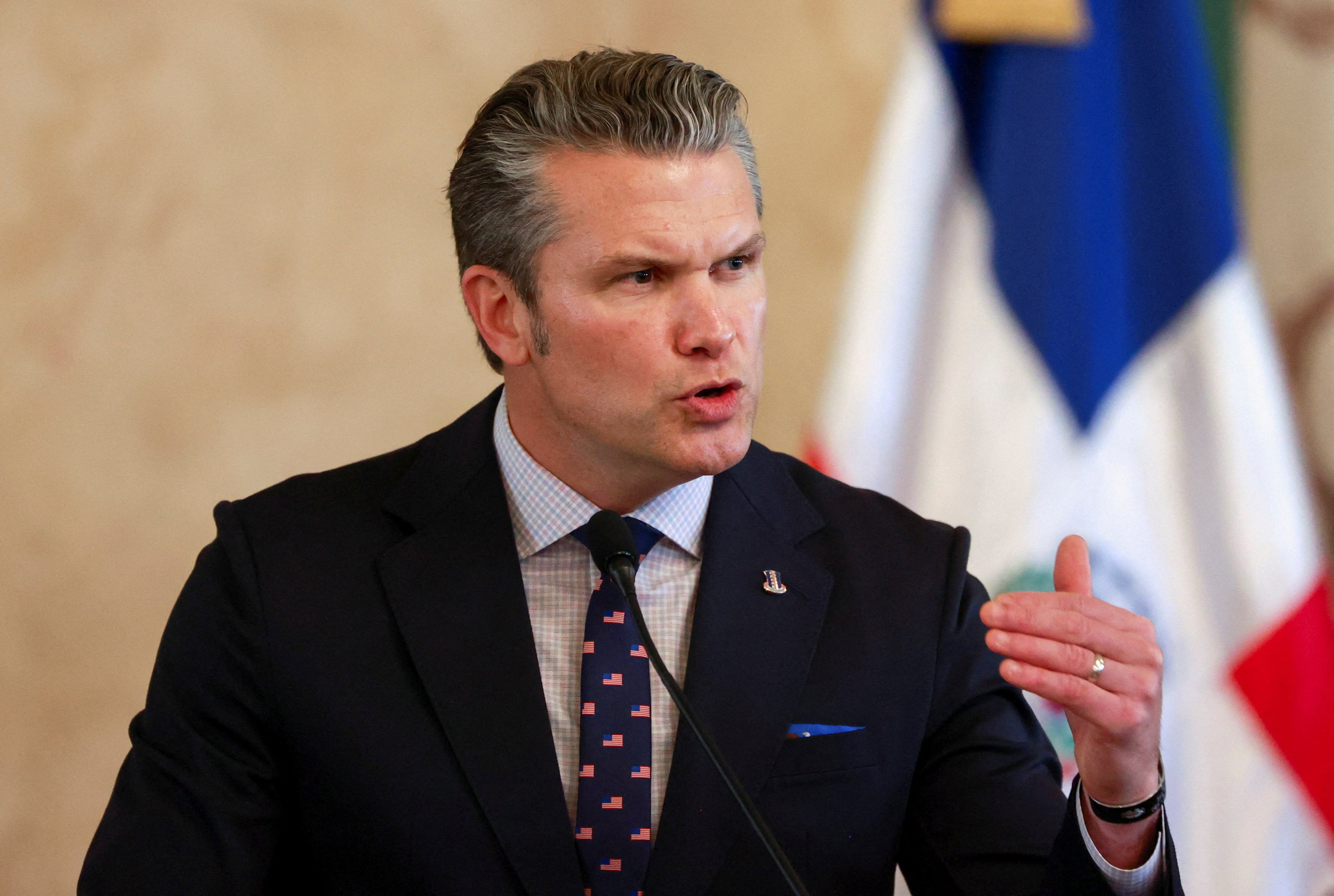 El secretario de Defensa, Pete Hegseth, ha defendido las acciones militares de EE. UU. contra supuestas embarcaciones que transportaban drogas, mientras miembros del Congreso investigan si ordenó a las tropas que no dejaran sobrevivientes