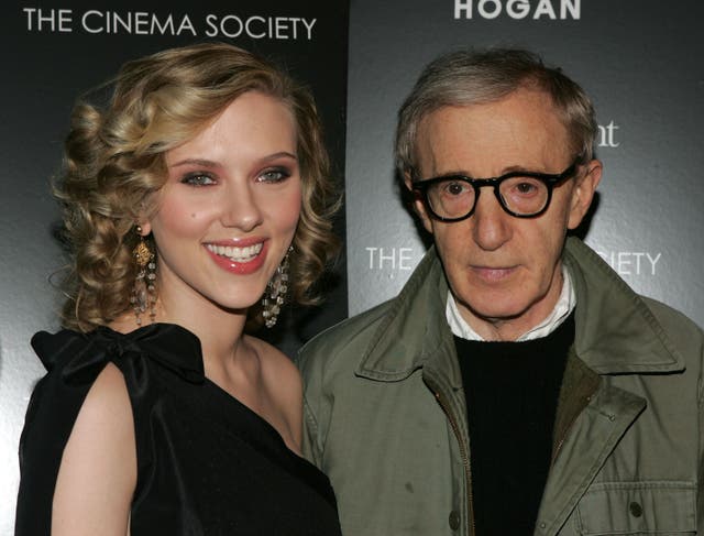 <p>Scarlett Johansson defendió públicamente a Woody Allen en 2019 después de que su hija lo acusó de abusar sexualmente de ella</p>