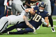 El quarterback de Chargers Justin Herbert es operado de la mano izquierda; su estado es incierto