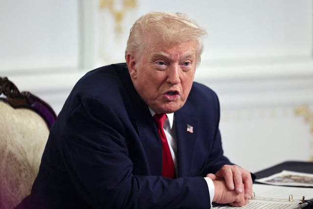 <p>El presidente Donald Trump publicó más de 150 mensajes en un lapso de cinco horas el lunes por la noche, incluidos comentarios con teorías conspirativas, ataques contra sus rivales demócratas y elogios hacia sí mismo</p>
