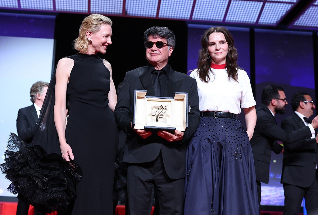 Cate Blanchett y Juliette Binoche entregan a Jafar Panahi la Palma de Oro en el Festival de Cannes en mayo
