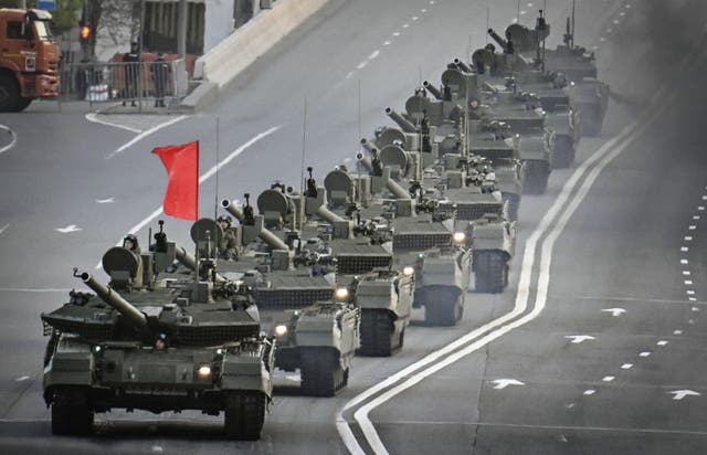 <p>Tanques rusos T-90M circulan por el centro de Moscú durante un ensayo para el desfile del Día de la Victoria en mayo de 2025        </p>