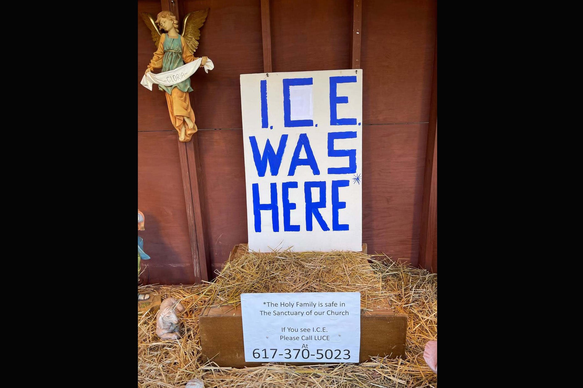 Iglesia reemplaza pesebre con cartel de “ICE estuvo aquí” y genera indignación
