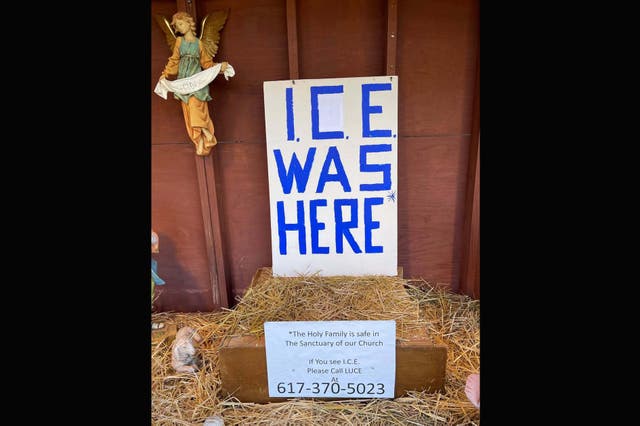 <p>Una iglesia de Massachusetts, EE. UU., exhibió en su nacimiento el cartel “ICE estuvo aquí”. La comunidad reaccionó enérgicamente </p>