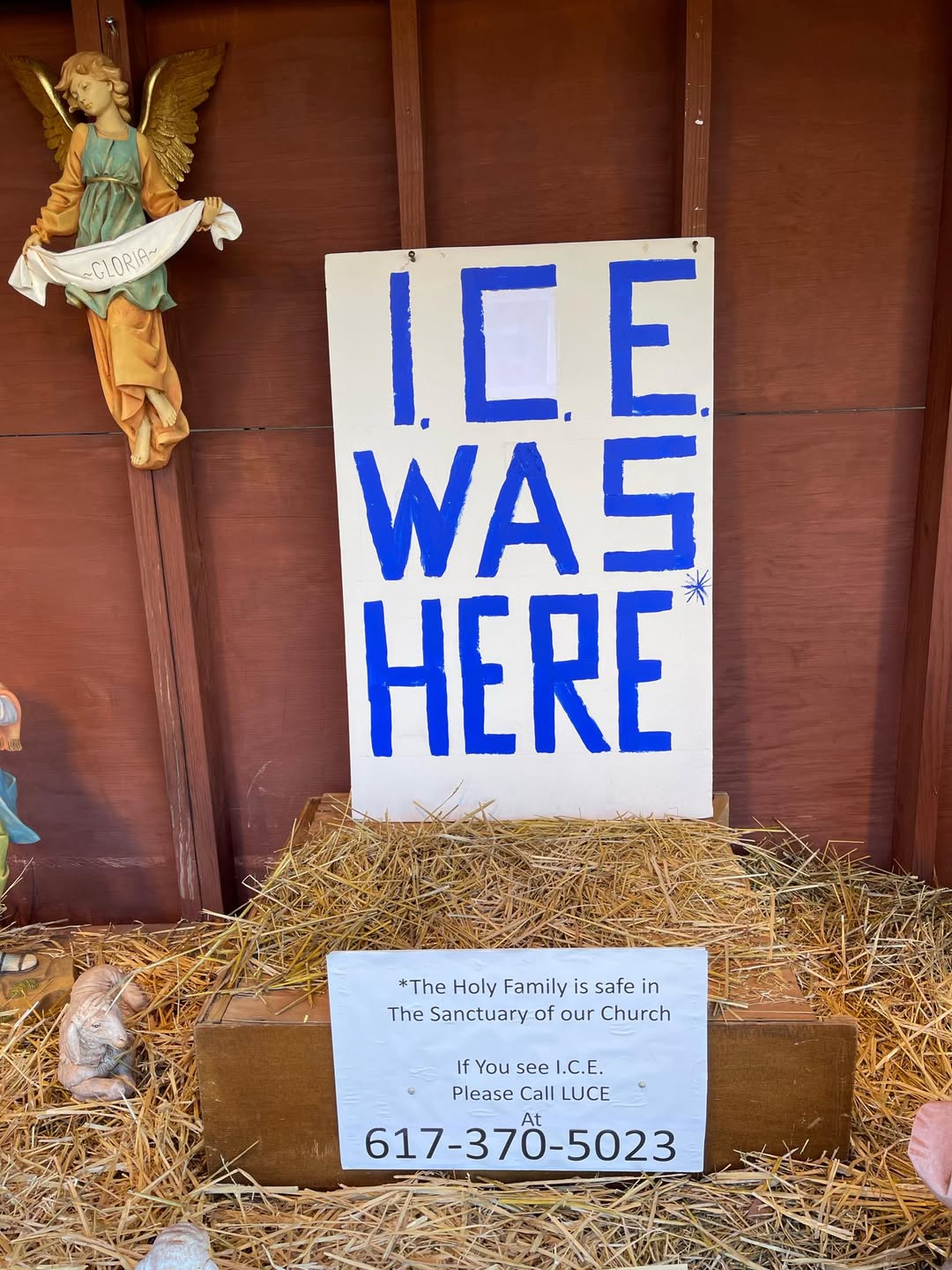 Una iglesia de Massachusetts, EE. UU., exhibió en su nacimiento el cartel “ICE estuvo aquí”. La comunidad reaccionó enérgicamente