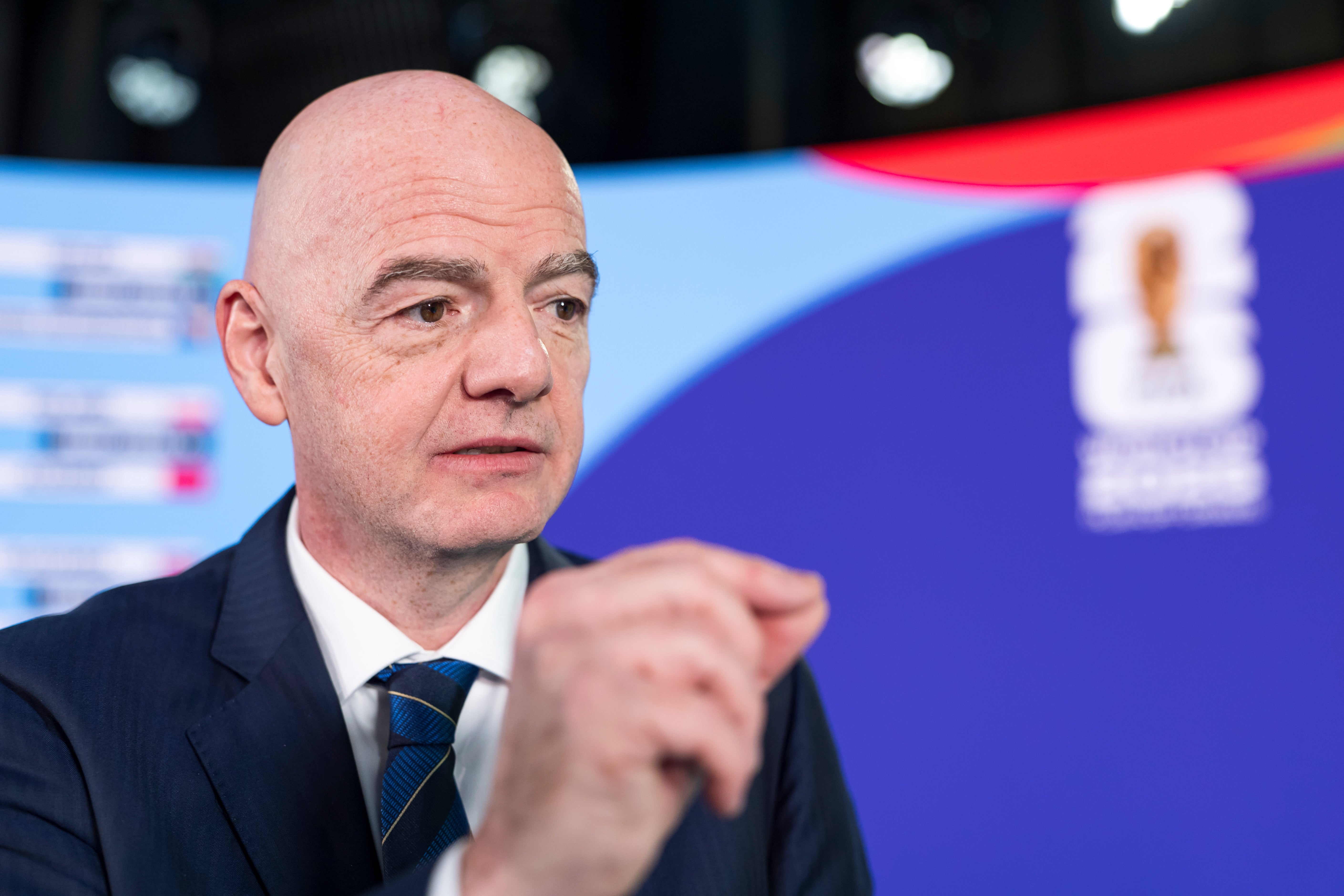 Gianni Infantino habla durante el sorteo del repechaje para la Copa Mundial de la FIFA 2026