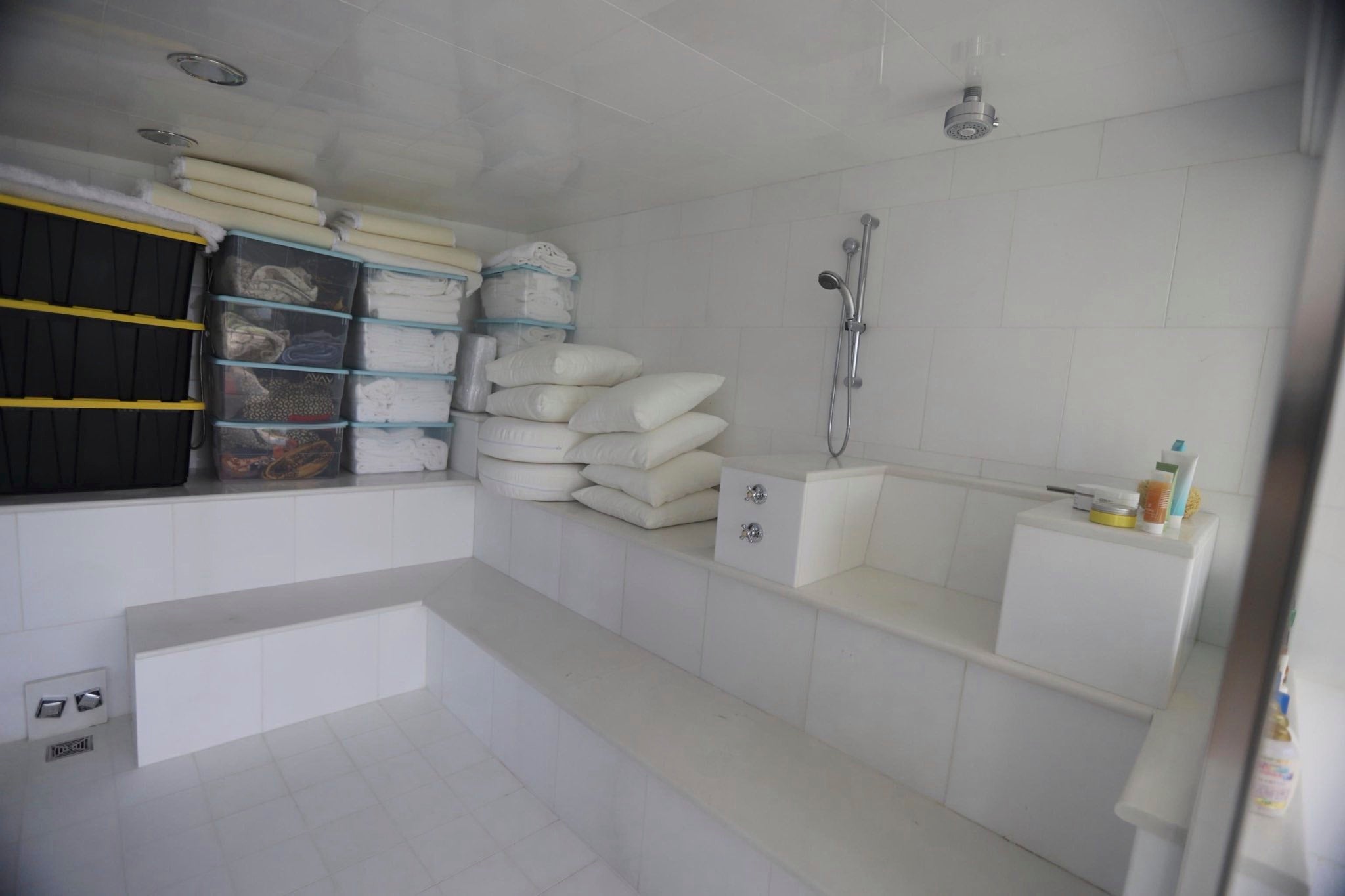 Una foto tomada en la finca de Epstein muestra lo que parece ser un cuarto de baño con cubetas de toallas y ropa de cama adicionales. Las fotos se publicaron al acercarse la fecha límite para que la administración Trump divulgara los archivos completos de Epstein