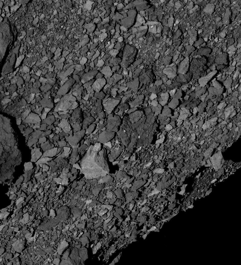 En esta imagen tomada por la nave OSIRIS-REx de la NASA en marzo de 2019, se muestra una vista del hemisferio sur del asteroide Bennu y del espacio circundante