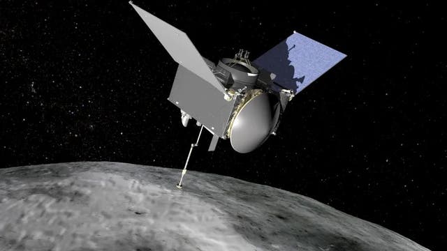 <p>Imagen ilustrativa de la nave OSIRIS-REx sobrevolando el antiguo asteroide Bennu Científicos de la NASA han hecho descubrimientos emocionantes gracias a las muestras del asteroide</p>
