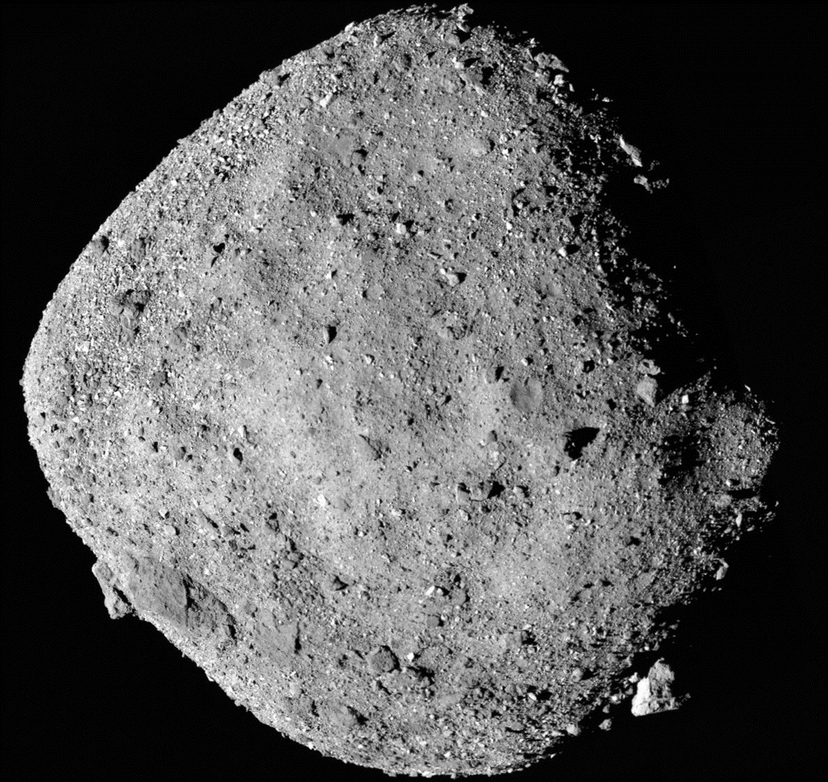 Esta imagen en mosaico del asteroide Bennu fue tomada por la nave OSIRIS-REx en diciembre de 2018. El asteroide tiene unos 500 metros de ancho
