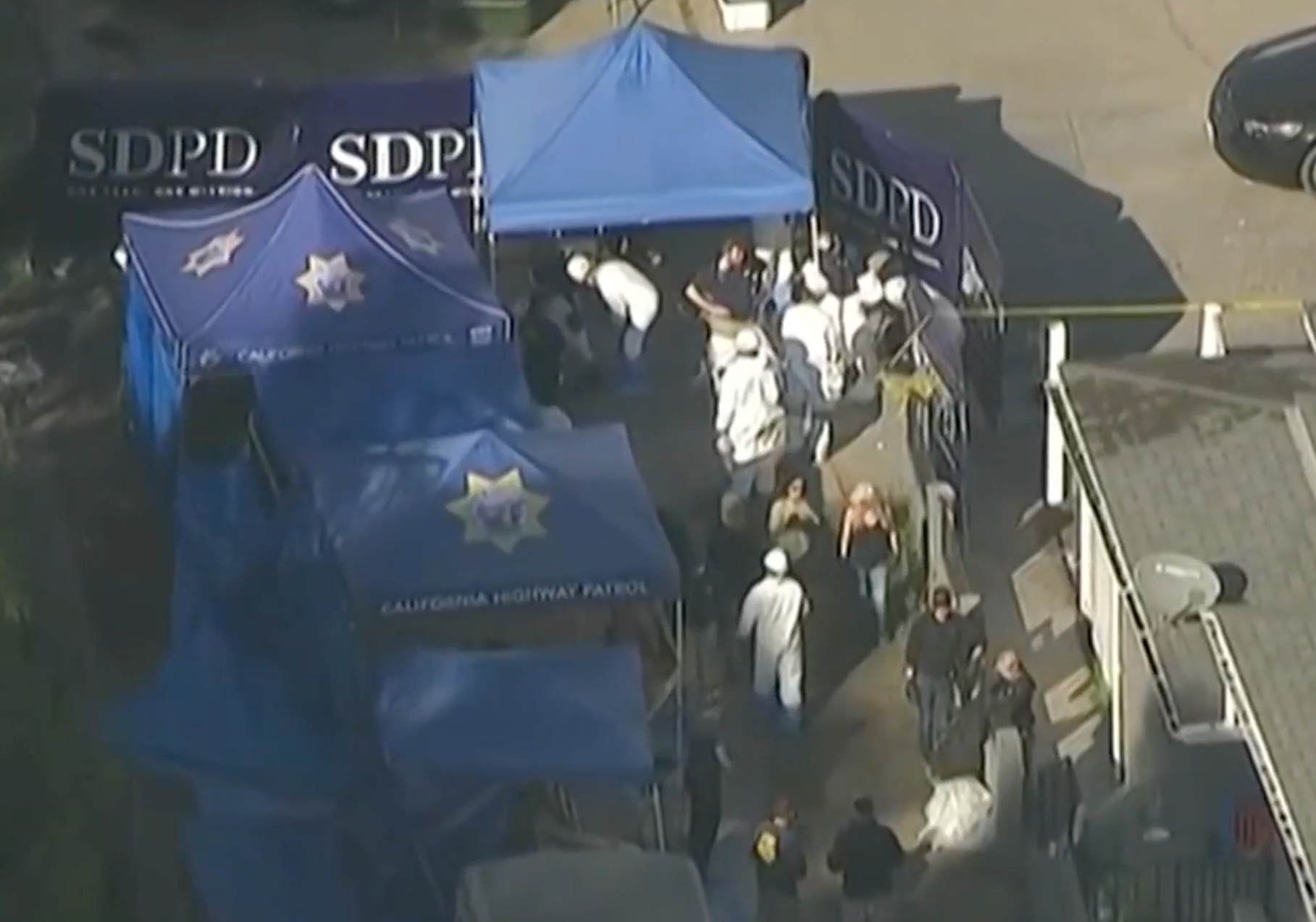 Los investigadores en la casa del barrio de Southcrest de San Diego, donde se desenterraron los restos humanos