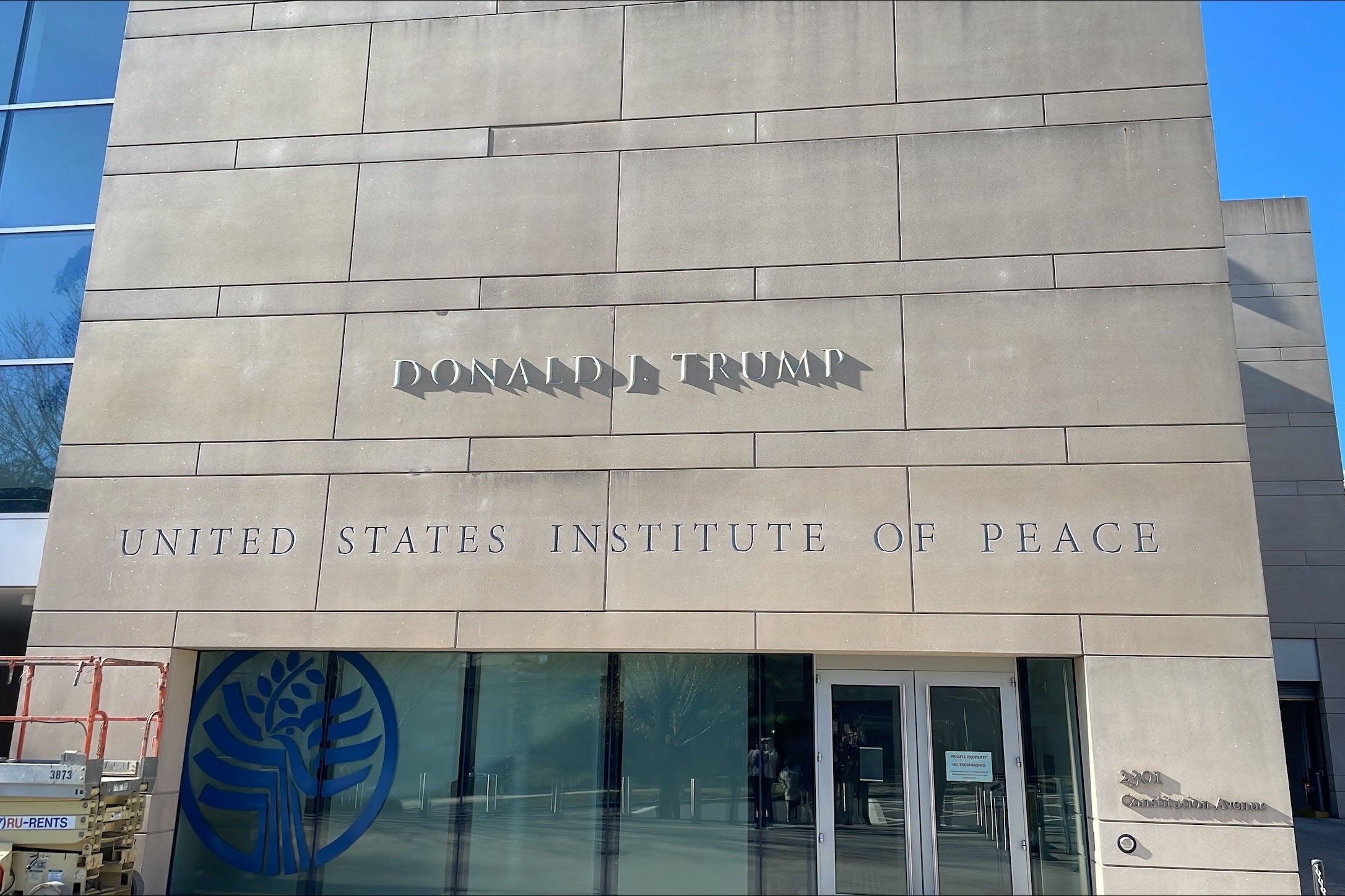 Durante el segundo mandato de Trump, su Administración ha puesto el nombre del presidente en varios edificios públicos, entre ellos el Instituto Estadounidense de la Paz