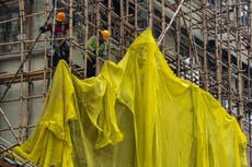 Residentes y expertos defienden uso de andamios de bambú en Hong Kong pese a incendio mortal