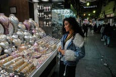 Iraníes buscan riqueza portátil como protección ante caída de su moneda tras guerra con Israel