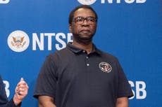 Hombres negros despedidos de juntas clave de transporte acusan a Trump de discriminación