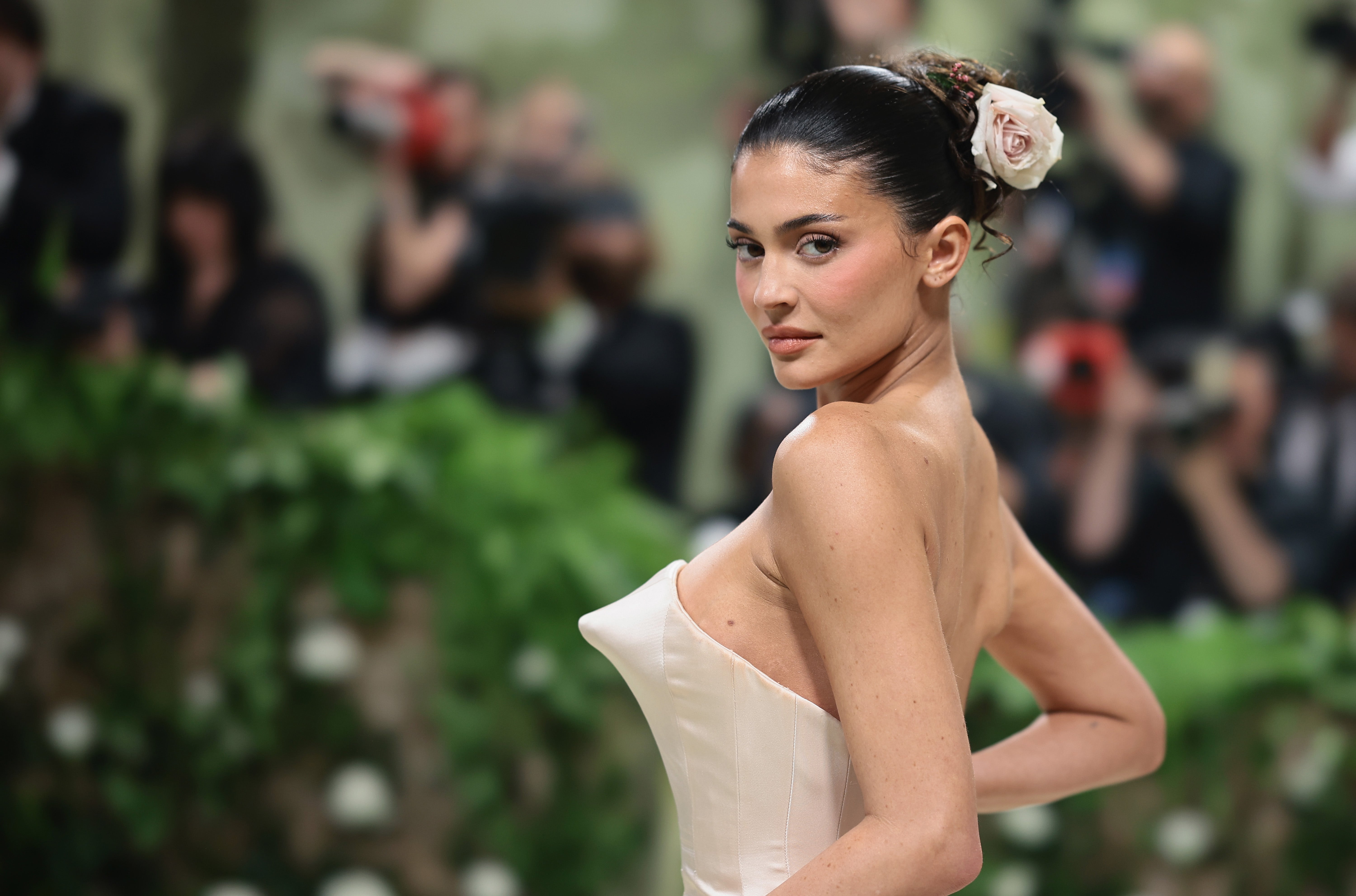 Kylie Jenner asiste a la Met Gala 2024 en Nueva York. Jenner y su hermana Kim Kardashian promocionaron el tratamiento con células madre para su dolor de espalda crónico