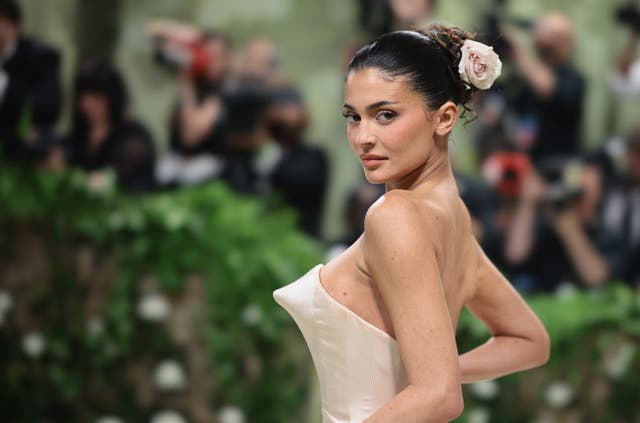 <p>Kylie Jenner asiste a la Met Gala 2024 en Nueva York. Jenner y su hermana Kim Kardashian promocionaron el tratamiento con células madre para su dolor de espalda crónico</p>