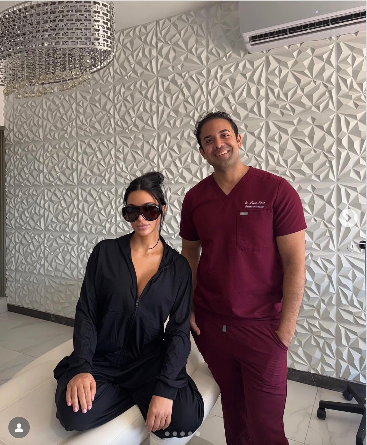 Kim Kardashian posa con el Dr. Adeel Khan. Khan trató a Kardashian en México con células madre aún no aprobadas en EE. UU.