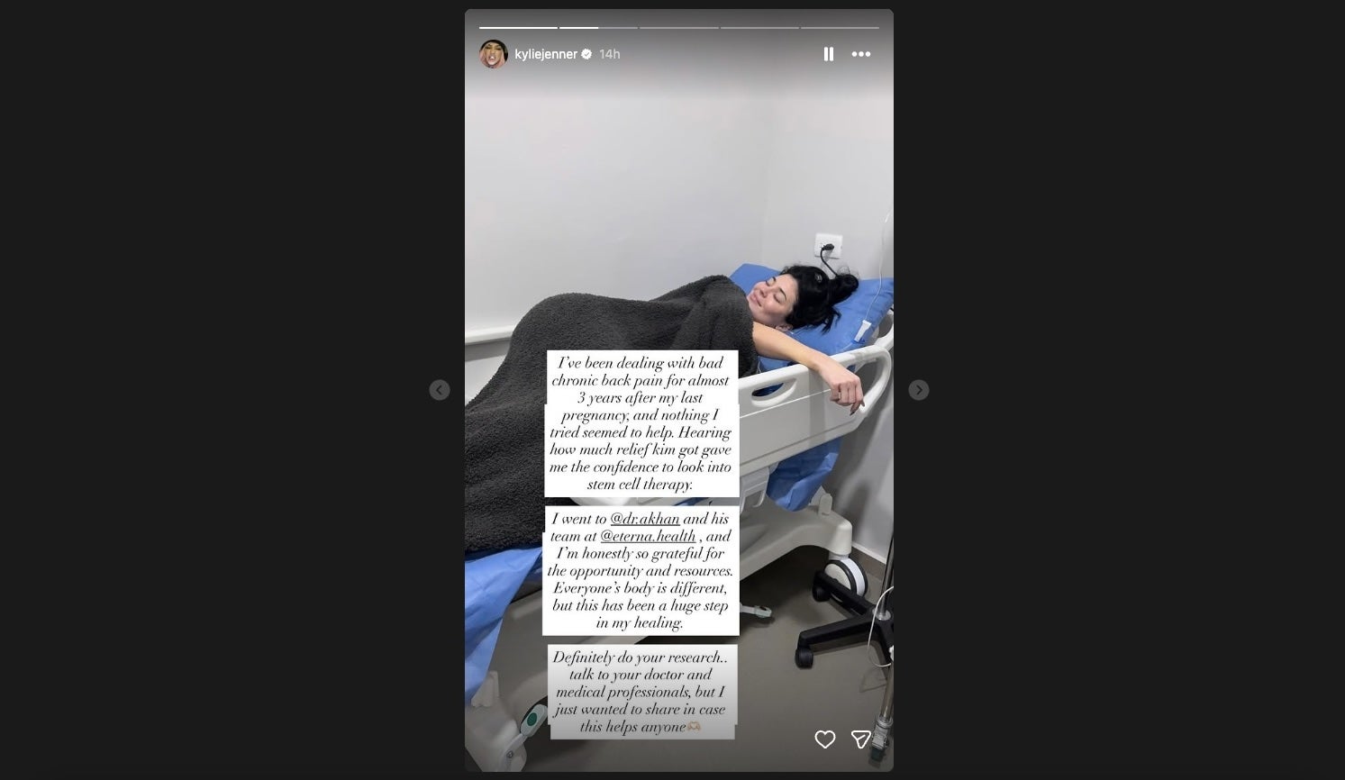 Kylie Jenner yace en una camilla mientras recibe terapia con células madre para el dolor crónico de espalda. El miércoles escribió en su cuenta de Instagram que la terapia había sido un “gran paso” en su curación
