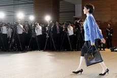 Primera ministra japonesa gana seguidores por su estilo y mantra de "trabajar, trabajar, trabajar"