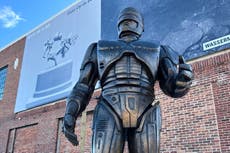 RoboCop, el héroe de Detroit, finalmente tiene su estatua en la Ciudad Motor
