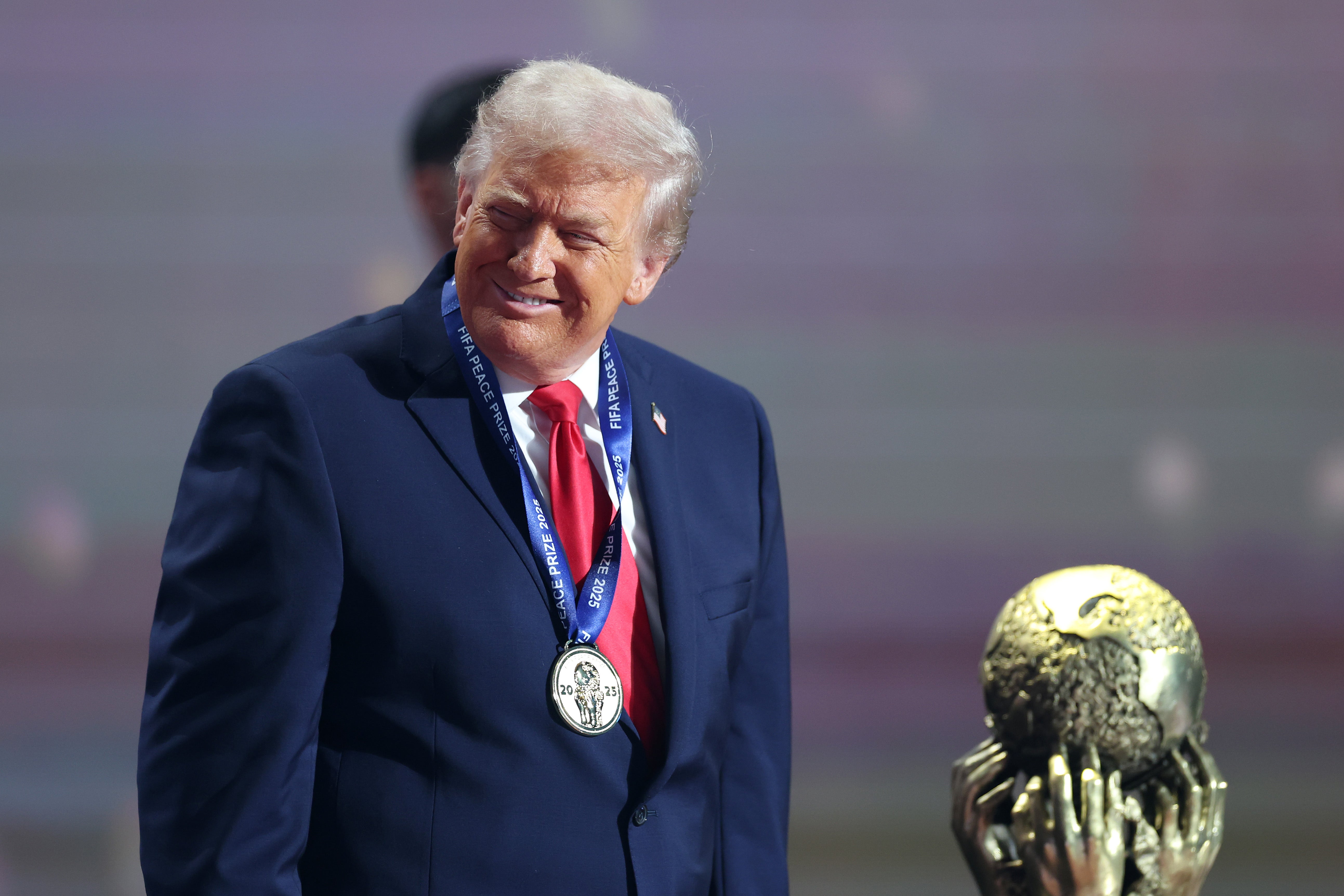 “Qué patético”: fans reaccionan al Premio de la Paz de la FIFA entregado a Trump