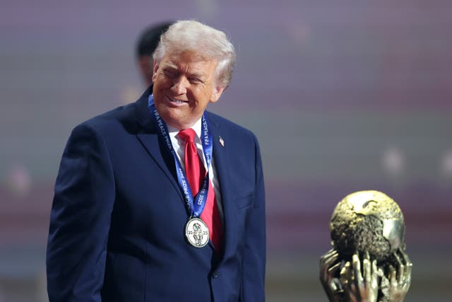 <p>Los aficionados al fútbol reaccionaron con indignación e incredulidad cuando Donald Trump aceptó el recién creado “Premio de la Paz de la FIFA” durante el sorteo del Mundial 2026</p>