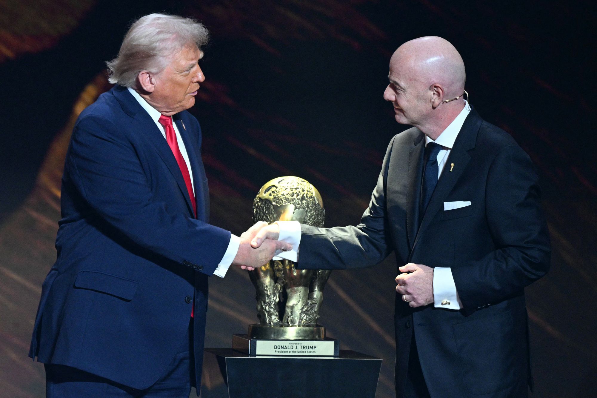 Donald Trump recibió el Premio de la Paz de la FIFA de manos de Gianni Infantino el viernes pasado