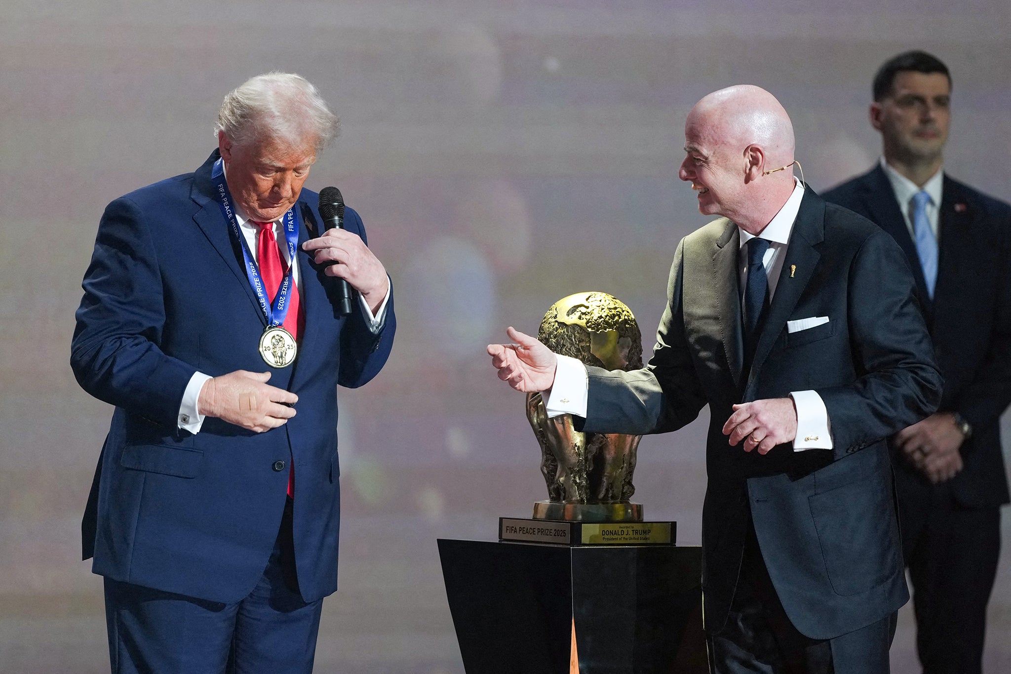 “Esto es patético”, escribió un usuario, en respuesta a una foto del presidente de EE. UU. recibiendo el premio de manos del presidente de la FIFA, Gianni Infantino, en la ceremonia del viernes en el Kennedy Center de Washington D. C.
