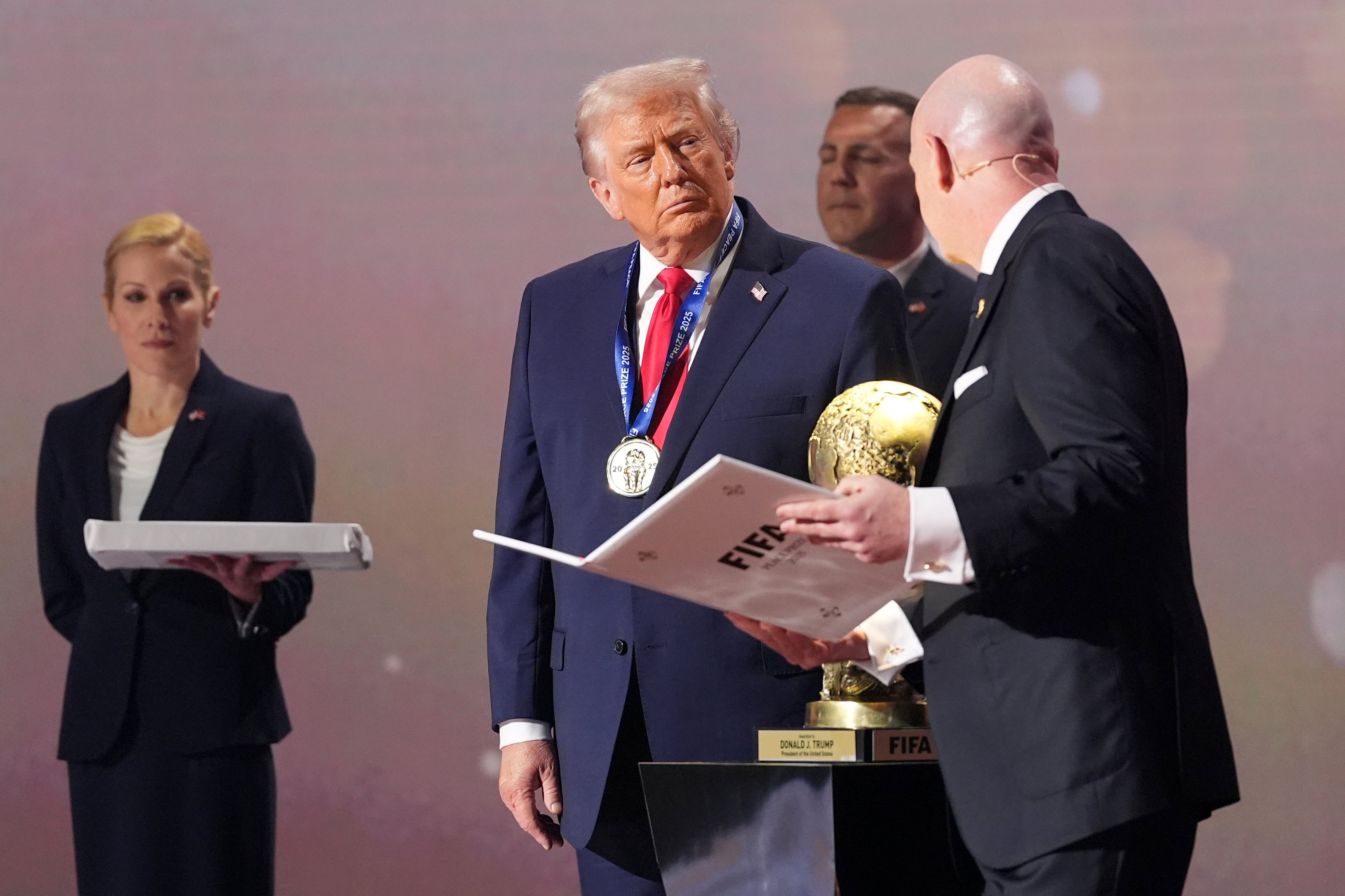 Los aficionados al fútbol reaccionaron con indignación e incredulidad cuando Donald Trump aceptó el recién creado “Premio de la Paz de la FIFA” durante el sorteo del Mundial 2026