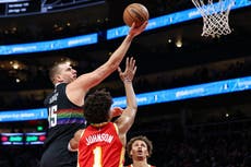 Jokic anota 39 puntos y Nuggets remontan en el último cuarto para vencer 134-133 a Hawks